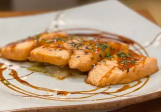 Salmón Con Salsa Teriyaki Y Verduras