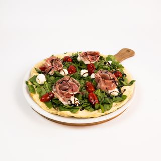 Focaccia con spinaci e prosciutto crudo
