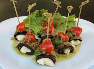 Патладжанени рулца със сос песто (450г)