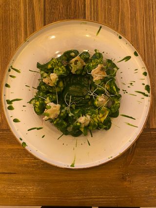 Fiocchi De Queso Y Pera Con Crema De Espinacas (Ración)