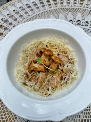 Кремові лінгвіне з лисичками та курячим філе