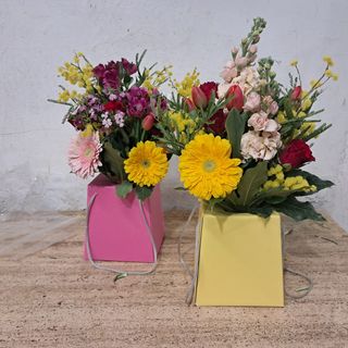 bouquet con scatola con riserva d'acqua all'interno 