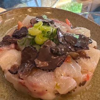 tartar de lubina con laminas de trufa blanca