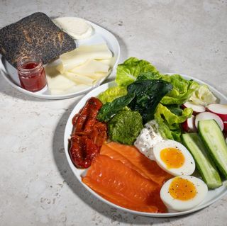 Шведський стіл з лососем/ 2 тарілки, 500 г