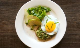 ისპანახის ტოსტი შემწვარი კვერცხით