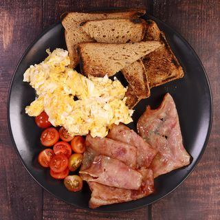 Бъркани яйца с бекон