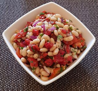 Salata de fasole cu ardei si ceapa