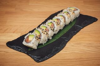 Uramaki salmon avocado