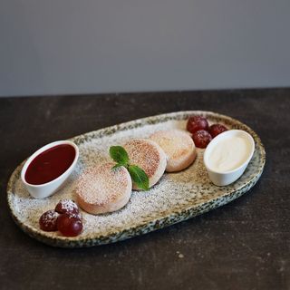 Сирники з малиновим соусом