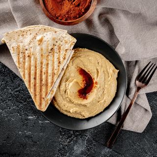 Gustare de hummus, ulei de masline si boia dulce