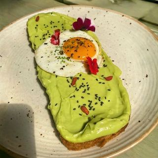 Avokado tost sa jednim jajetom