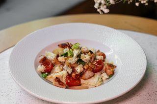 Салат з курячим стегном, маринованими персиками і сиром Дор Блю (230г)