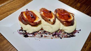 Piept de pui cu prosciutto crudo, sos de ardei, piure de cartofi