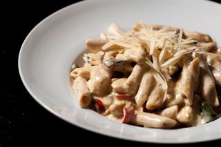 Penne sa piletinom i povrćem 450gr