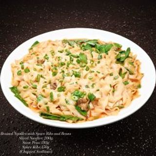 Tăiței de casă cu coaste de porc și fasole verde 排骨豆角焖面