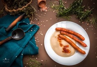 Iahnie de Fasole, carnati de porc afumati si chifla