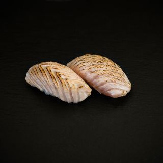 Nigiri łosoś opalany