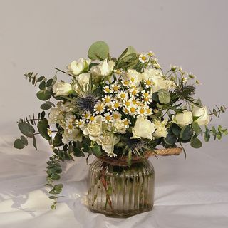 Jarron cuerda con flores de temporada