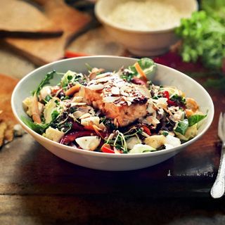 Sałatka z grillowanym łososiem