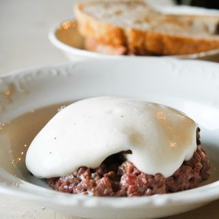 Tatar wołowy z grzybami