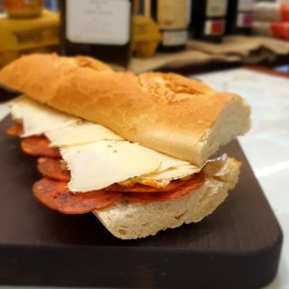 Bocadillo Chorizo León, Queso Gouda Y Panceta Bellota
