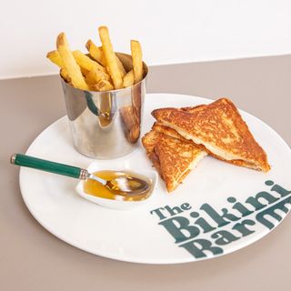 Bikini De Sobrasada Menorquina Con Queso Y Miel (¡Incluye Patatas!)