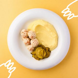 Курячі мітболи у вершковому соусі, картопляне пюре  та ліниві огірочки