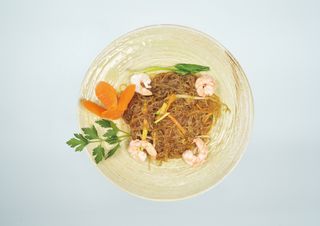 spaghetti di soia con gamberi e verdure