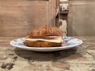 Croissant Relleno De Jamón De York Y Queso