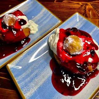 Papanasi cu dulceata visine