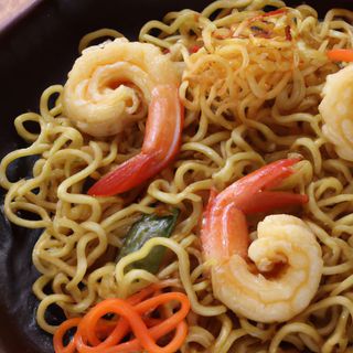 Tallarines yakisoba con gambas