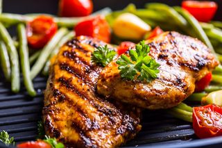 Grillowany filet z kurczaka, frytki belgijskie, zestaw surówek 