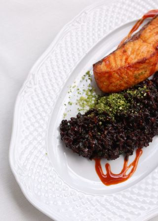 Steak de somon în glazură picantă cu orez sălbatic