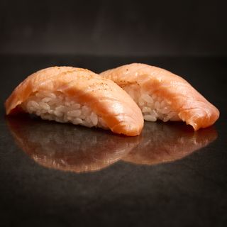Nigiri Salmón Flambeado (2p)