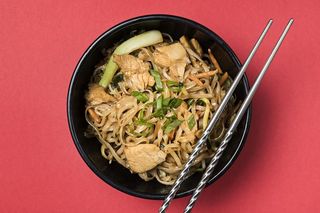 TALLARINES SALSA SOJA Y POLLO