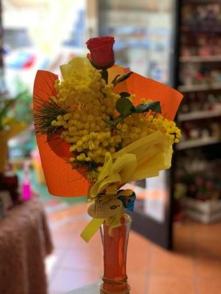 Rosa Rossa confezionata con Mimosa