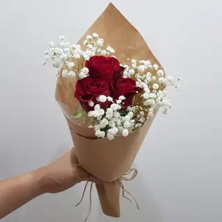 ვარდები და გიფსოფილას თაიგული