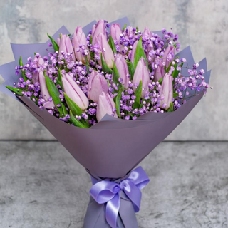 Bukiet różowych tulipanów z Gipsówka