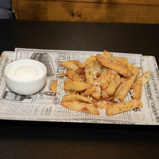 Cartofi prăjiți cu parmezan și sos