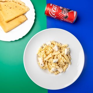 Pasta Quattro Formaggi  + Palačinka sa eurokremom + Coca-Cola 0.33l