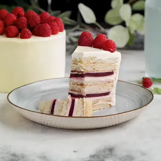 Торт "Молочная девочка с малиной" (140 гр., кусочек)