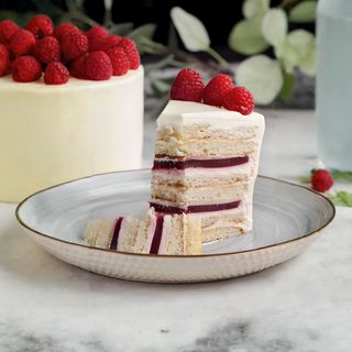 Торт "Молочная девочка с малиной" (140 гр., кусочек)