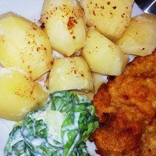 Kotlet z piersi ziemniaki surówka