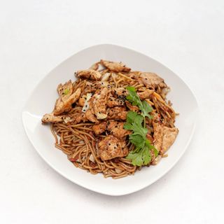 Kurczak smażony z makaronem i warzywami