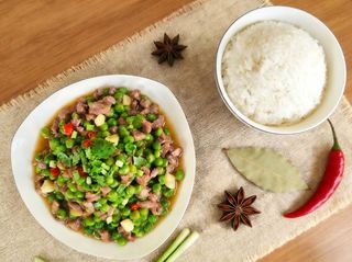 Sauté De Porc Au Petit Pois avec du riz