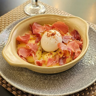 Cazoleta de huevo mollet con patatas a lo pobre y jamón de bodega