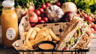 Bułka Turecki Klasyk dawniej "Mięsnyjesz", frytki 200g, sos, lemoniada