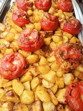 pomodori ripieno di riso con contorno di patate - a porzione