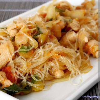 Spaghetti di soia con pollo e  verdure miste