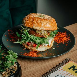 Burger Tańczący z Falafelem